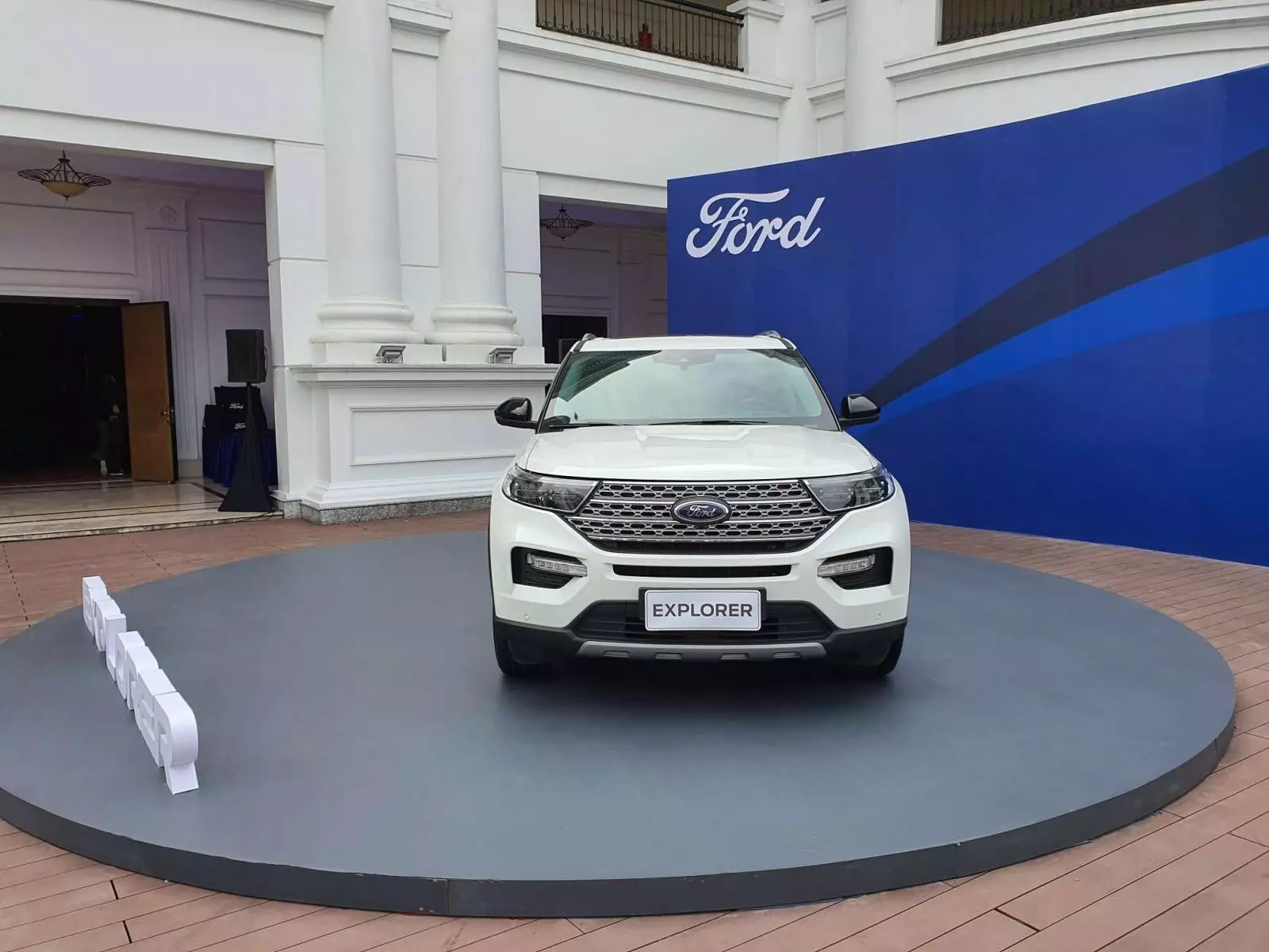 Đầu xe Ford Explorer.