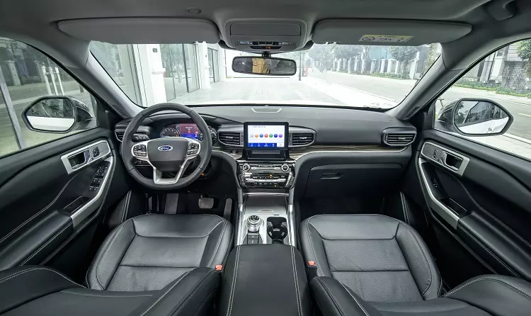 Không gian nội thất Ford Explorer 2022.