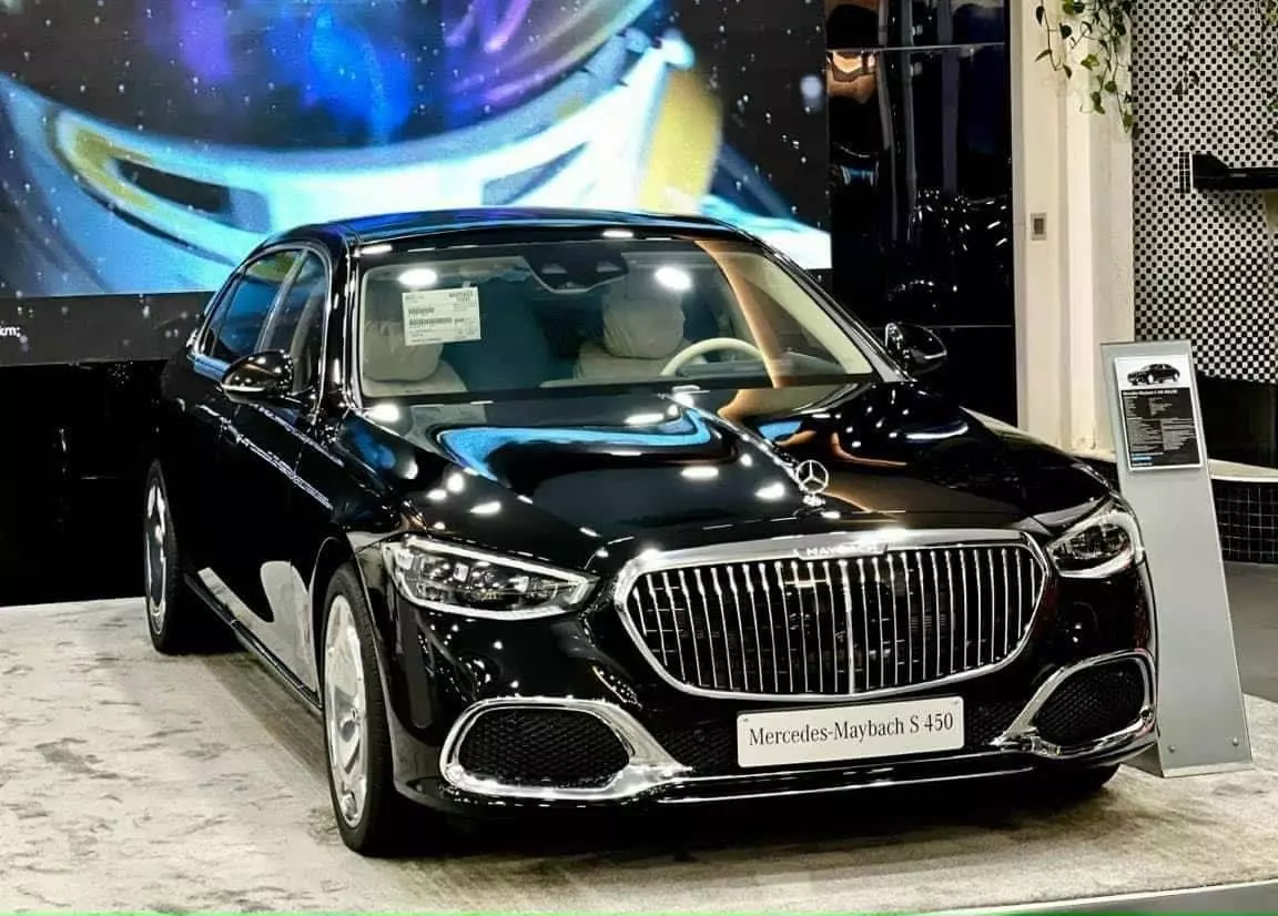 Đầu xe Mercedes Maybach S450.