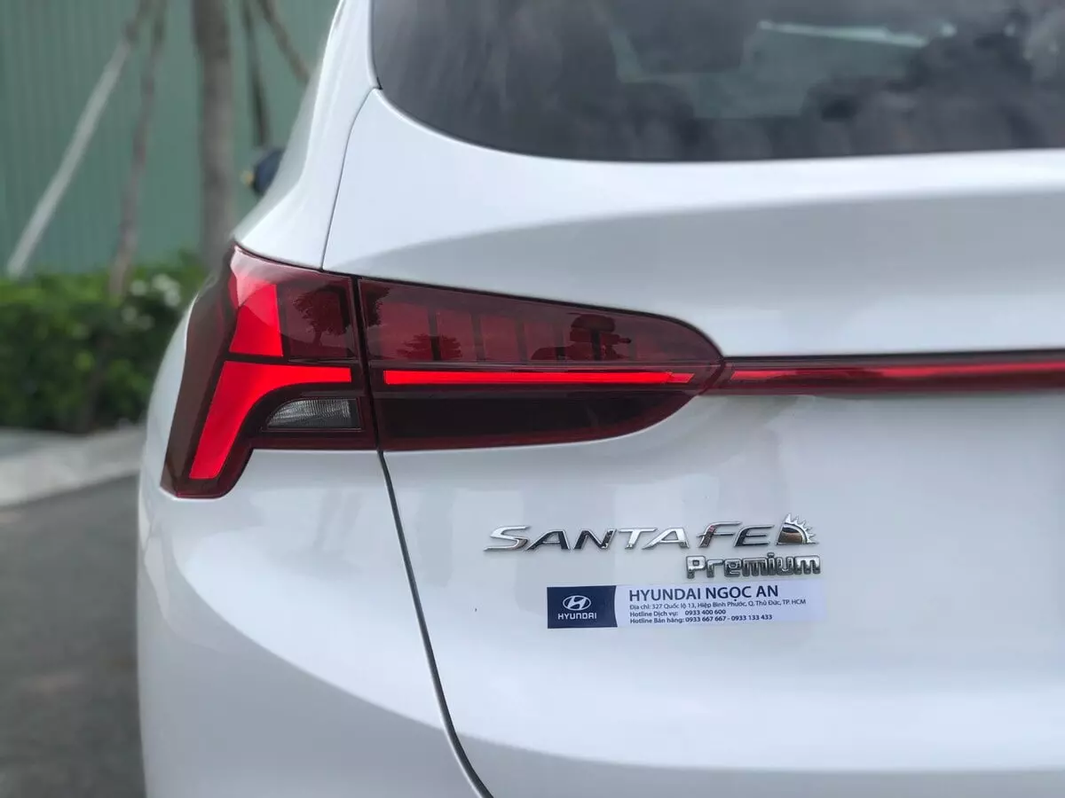 Đuôi xe Santafe 2022