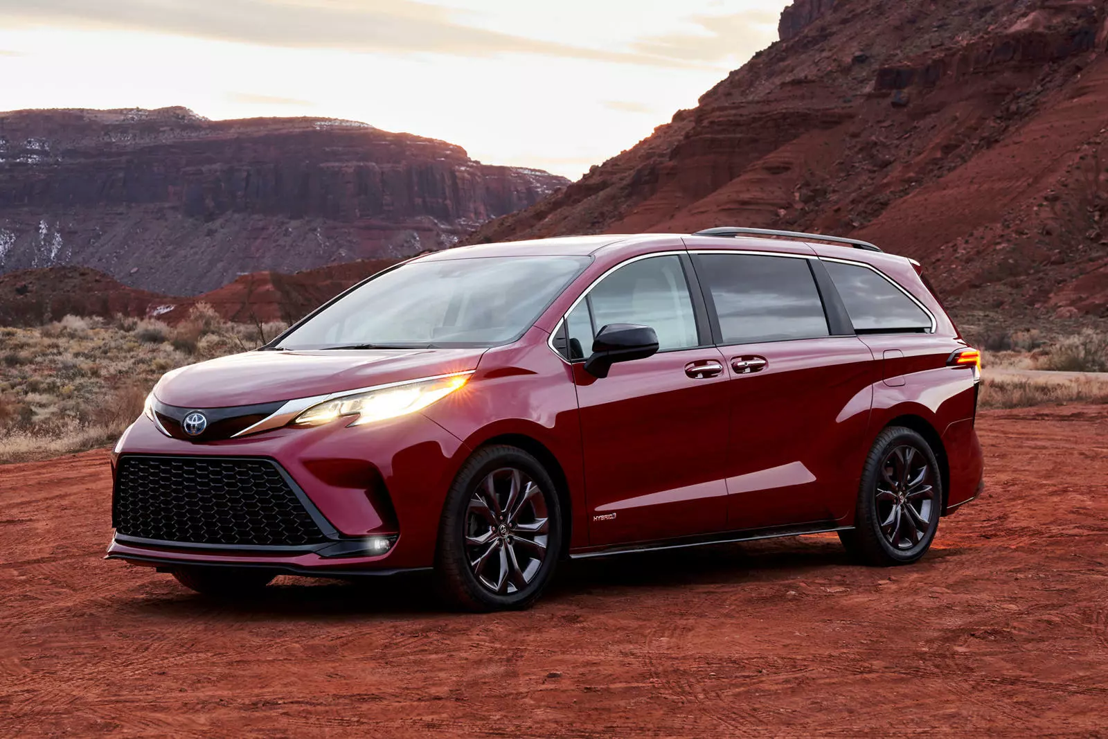 đầu xe Toyota Sienna 2021