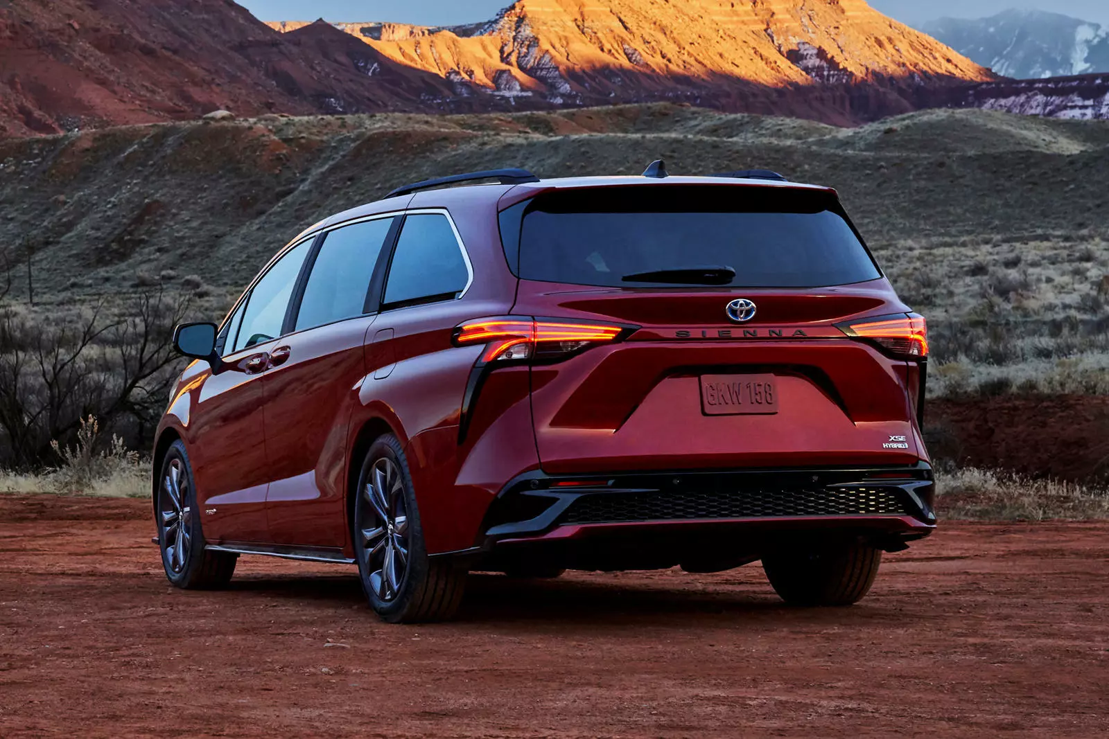 đuôi xe Toyota Sienna 2021