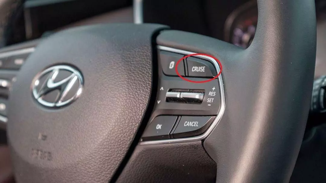 Nút điều khiển Cruise Control duy trì tốc độ nhất định mà không nhấn chân ga