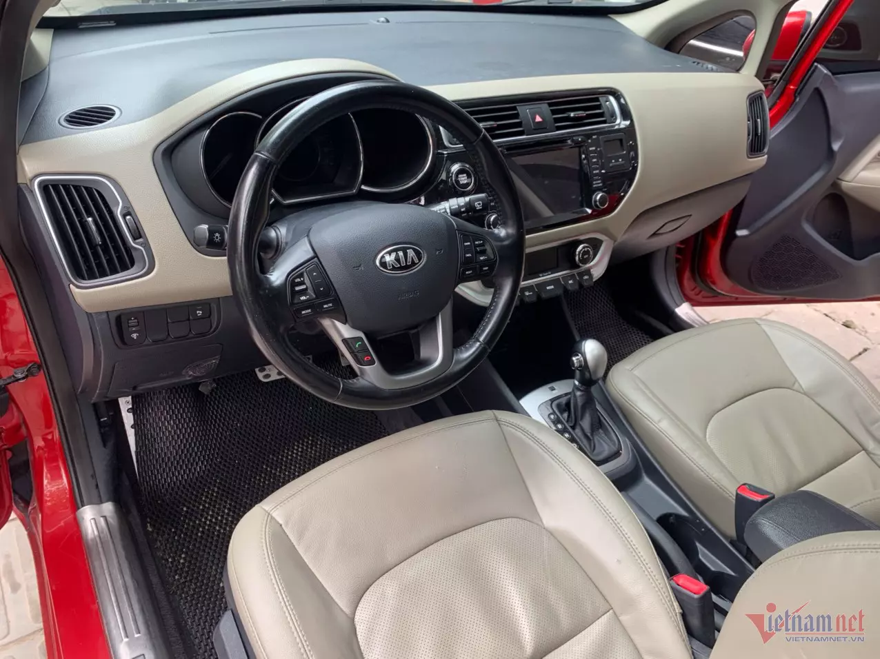 Khoang lái của chiếc KIA Rio đã 8 năm tuổi