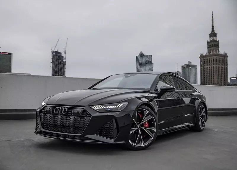 Đầu xe Audi RS7 trông khá tương đồng với chiếc Audi Sport