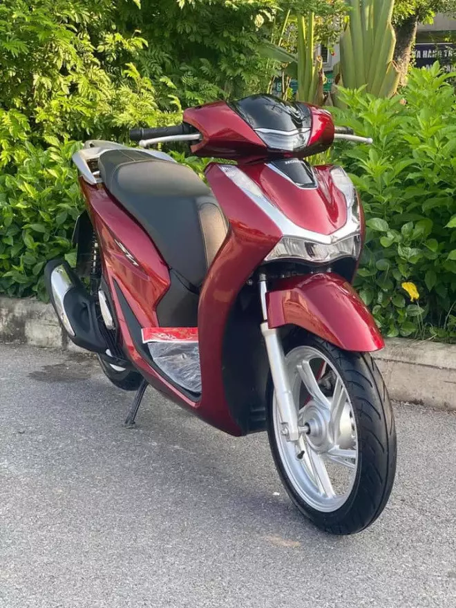 Với 70 triệu đồng, chọn mua xe máy điện Vinfast Theon S hay Honda SH 125i?