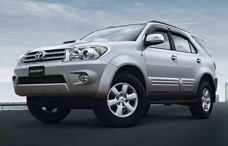 Toyota Fortuner thế hệ đầu tiên