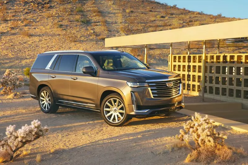 Cadillac Escalade 2022 vẫn sở hữu ngoại hình vuông vắn, sắc sảo và nam tính