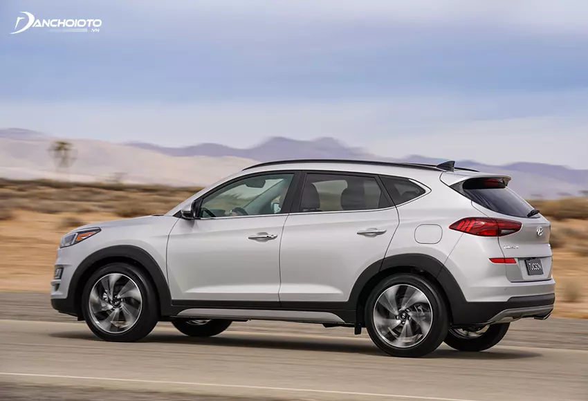 Hàng ghế sau Hyundai Tucson 2021 cũng khá rộng, trang bị đủ tựa đầu 3 vị trí