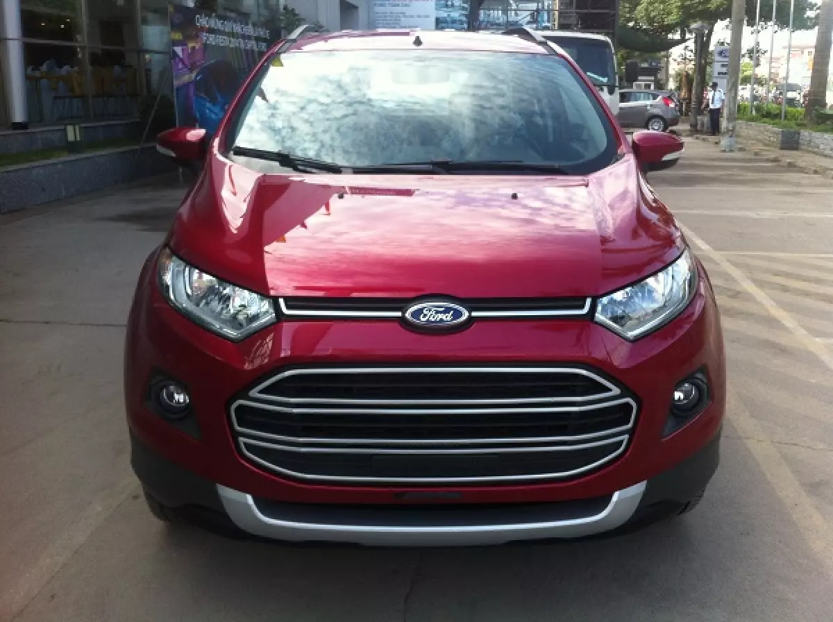 Đánh giá xe Ford Ecosport 2016 có diện mạo trẻ trung, khá hầm hố.