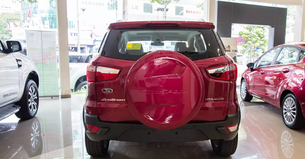 Đánh giá xe Ford Ecosport 2016 có đuôi xe hầm hồ, góc cạnh.