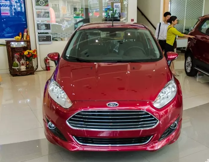 Đánh giá xe Ford Fiesta 2016: Lưới tản nhiệt hình thang ngược cùng điểm nhấn là cụm đèn sắc nét