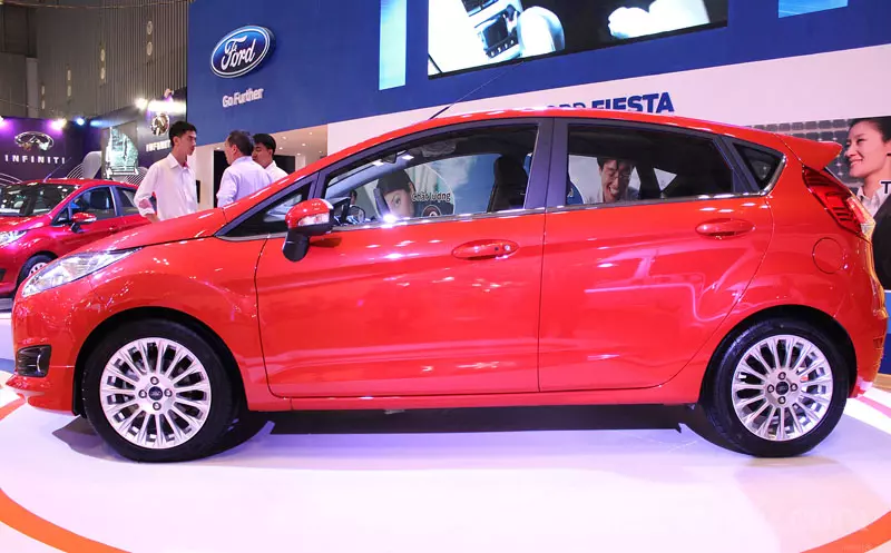 Đánh giá xe Ford Fiesta 2016: Thân xe nổi bật với những đường gân dập nổi chạy song song với viền cửa mạ crom