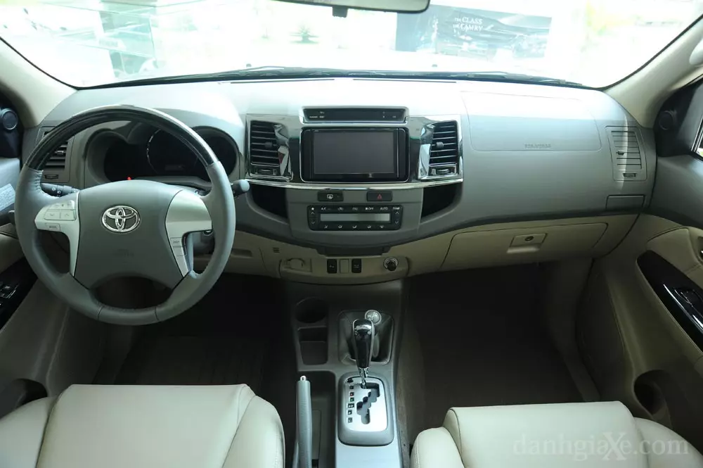 Nội thất xe Toyota Fortuner 2012