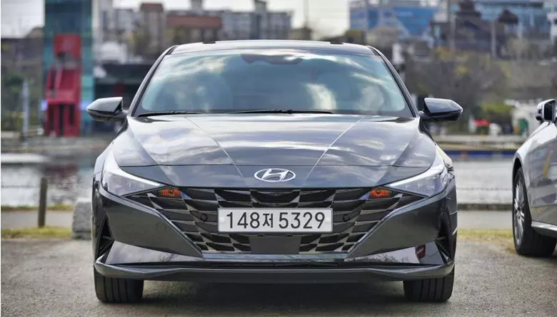 Đầu xe ấn tượng với bộ tản nhiệt mới của Hyundai Elantra