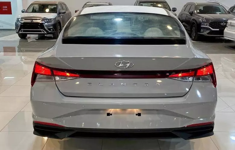 Đuôi xe Hyundai Elantra hiện đại với cụm đen hậu liền mạch