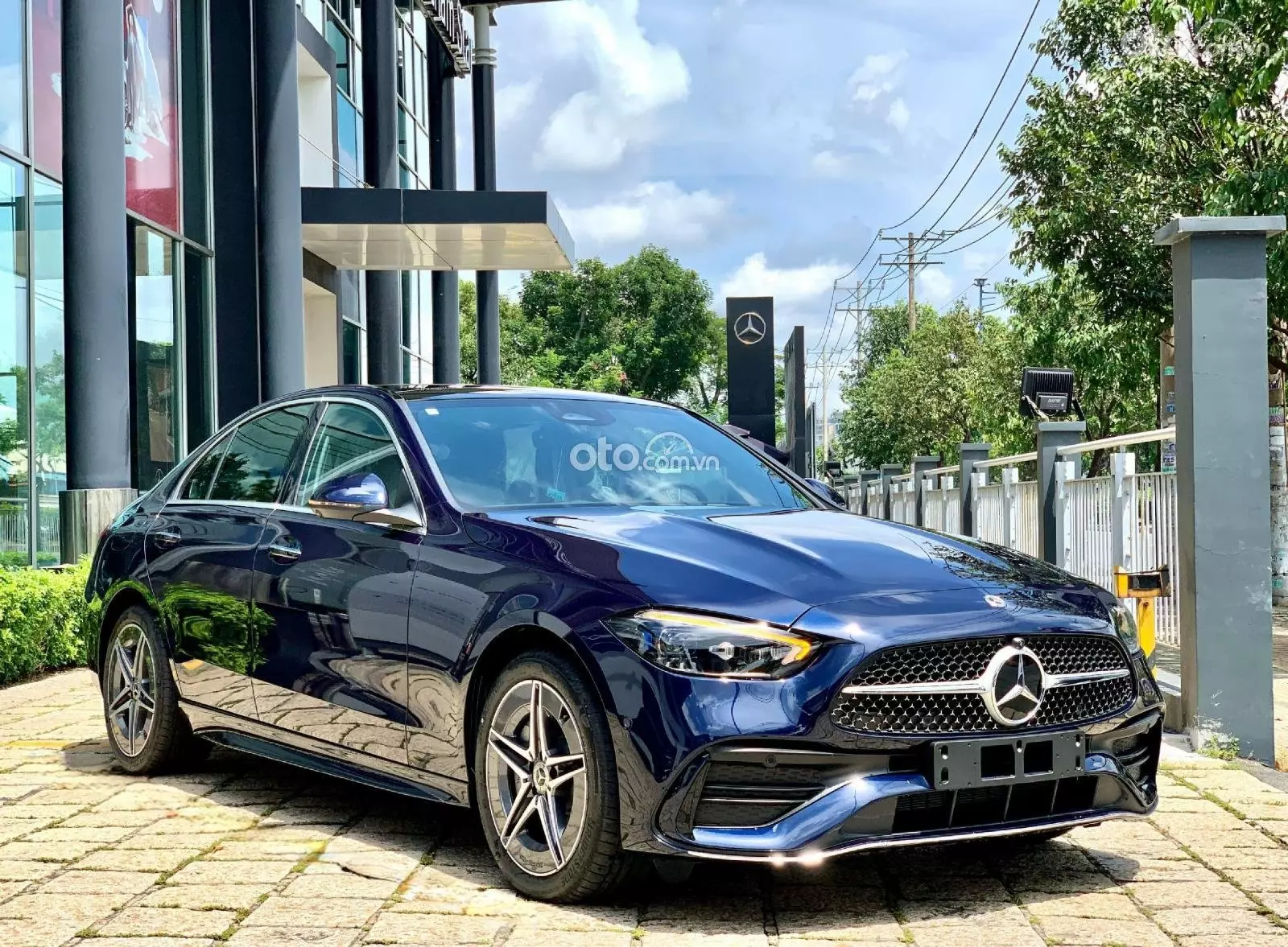 Mercedes-Benz C 300 AMG 2023 mới tại Việt Nam.