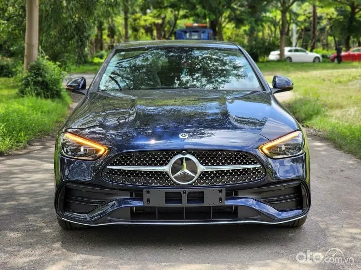 Khu vực đầu xe Mercedes C 300 AMG 2023.