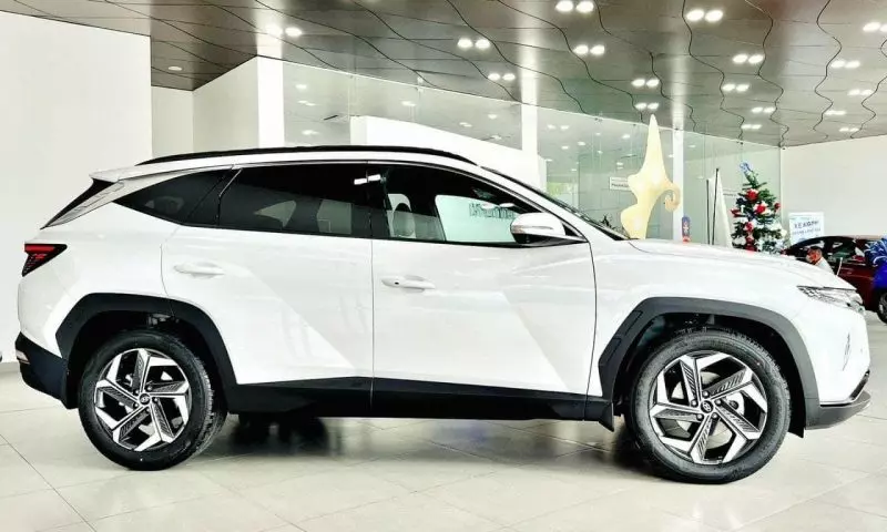 Thân xe Hyundai Tucson 2024 nổi bật với những đường gân dập nổi khỏe khoắn