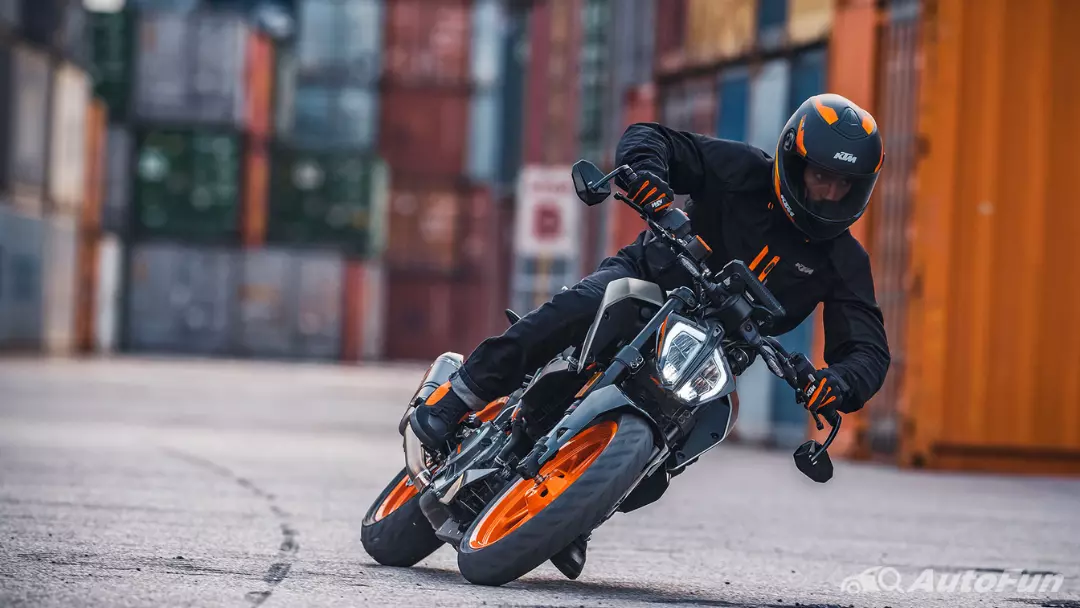 Đánh giá nhanh KTM Duke 390: Nhiều công nghệ nhưng giá “hạt dẻ” 10