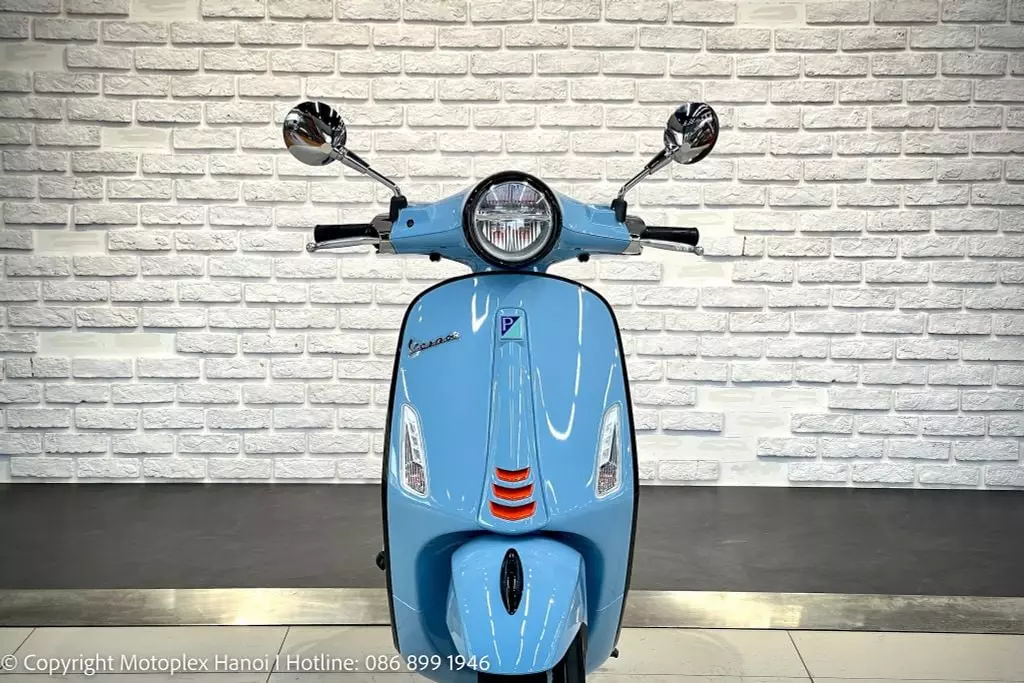 Mặt nạ trước của xe Vespa Primavera S 125 giống với Vespa 946 huyền thoại