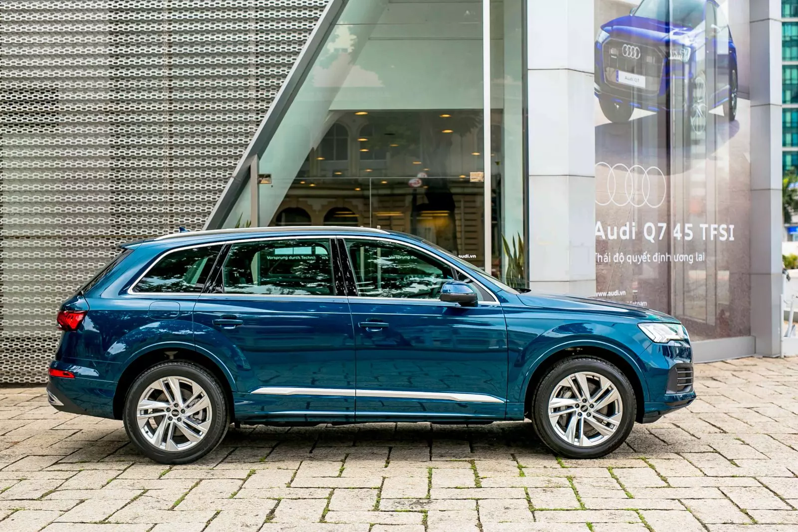 Thân xe Audi Q7 2024 vẫn mang nét quyến rũ, không kém phần mạnh mẽ