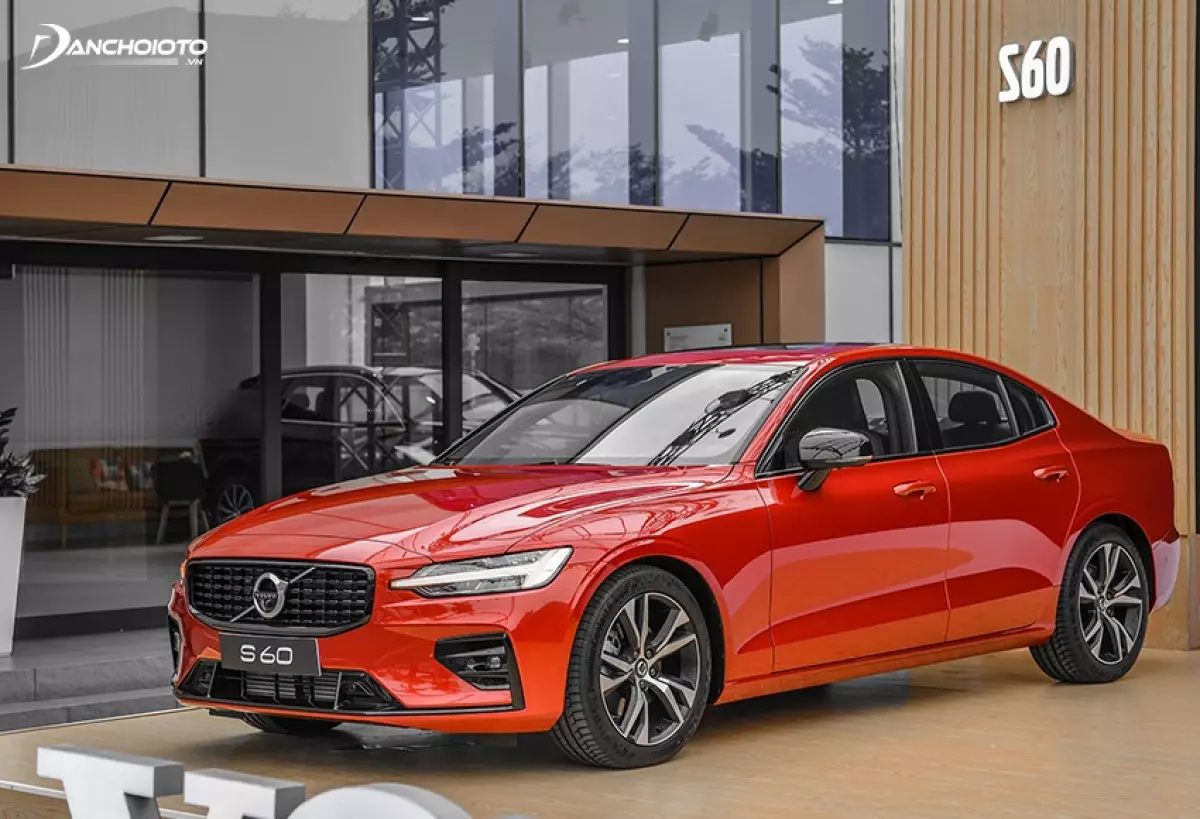 Volvo S60 thuộc phân khúc sedan hạng sang cỡ nhỏ