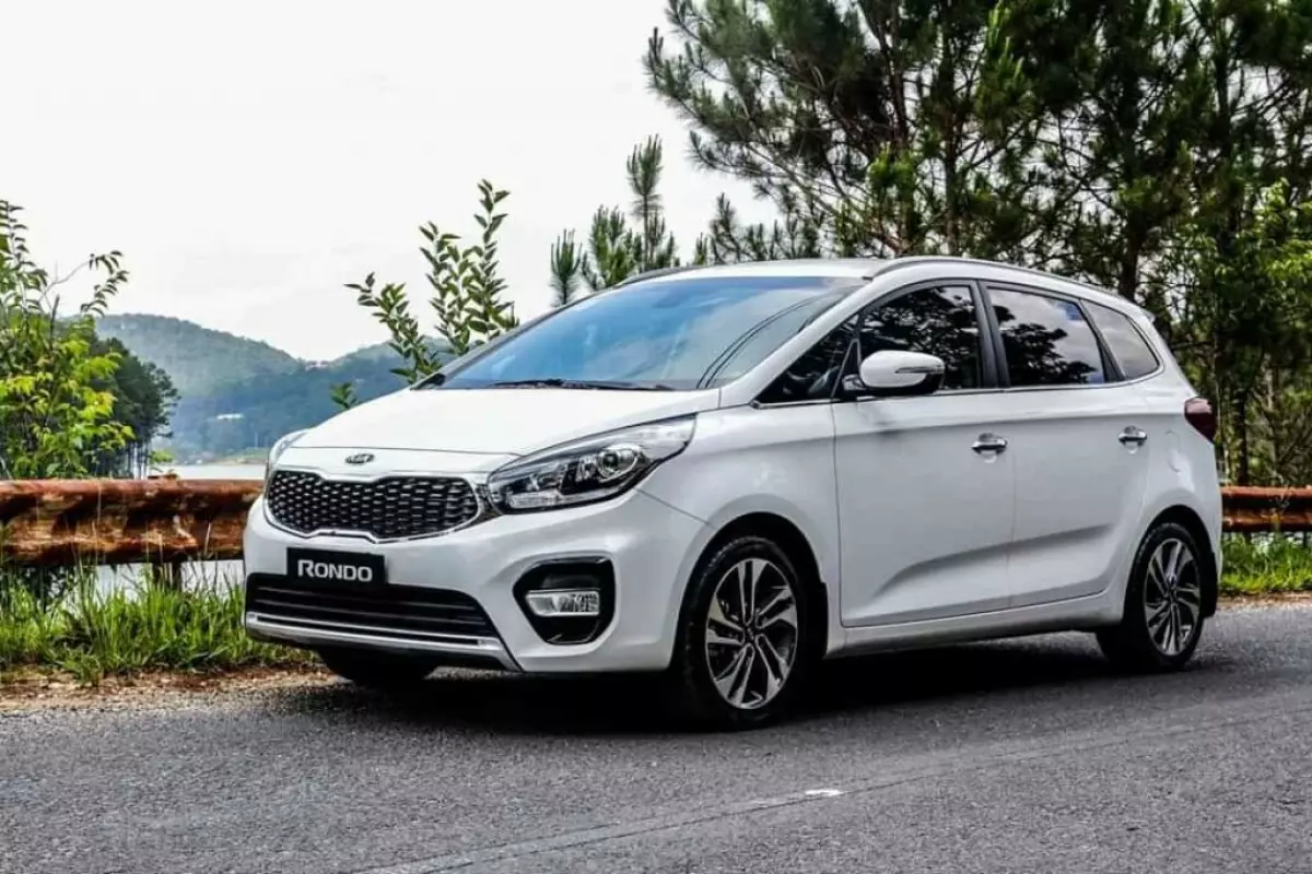 Xe ô tô 7 chỗ cũ - Kia Rondo