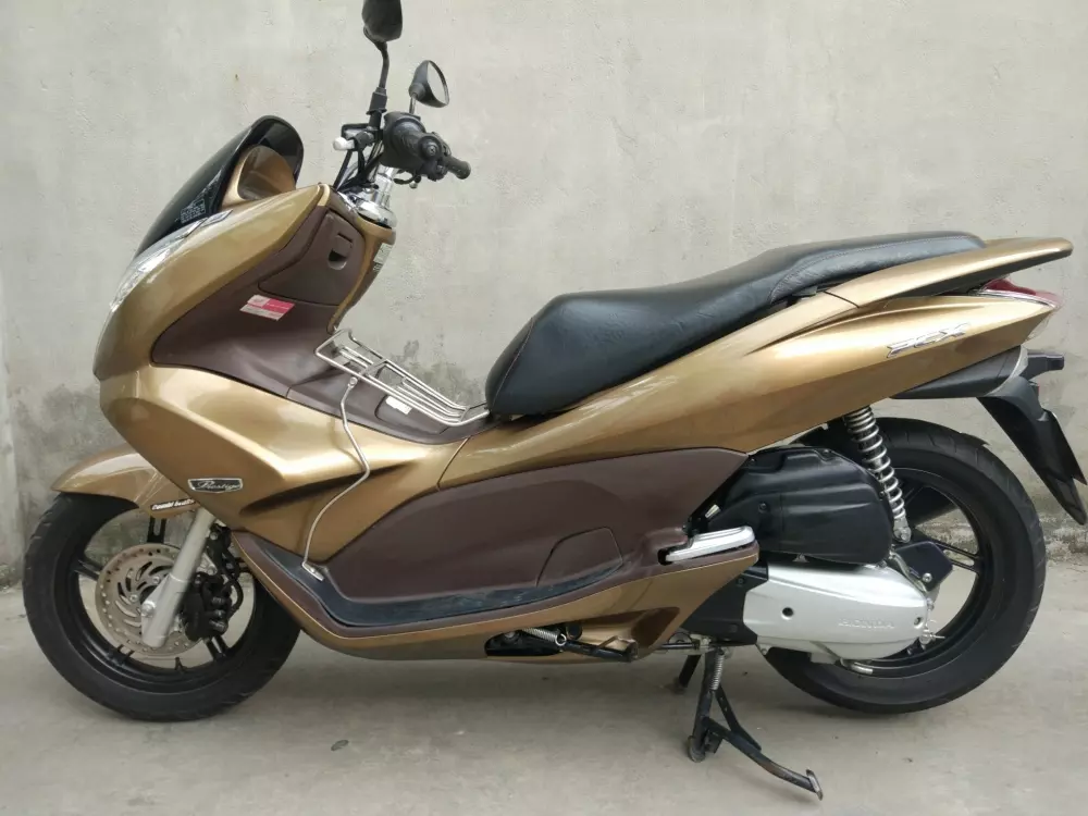 Xe Honda PCX với kiểu dáng hiện đại và công năng bền bỉ, rất thích hợp sử dụng trong mọi hoàn cảnh và khó bị lỗi thời.