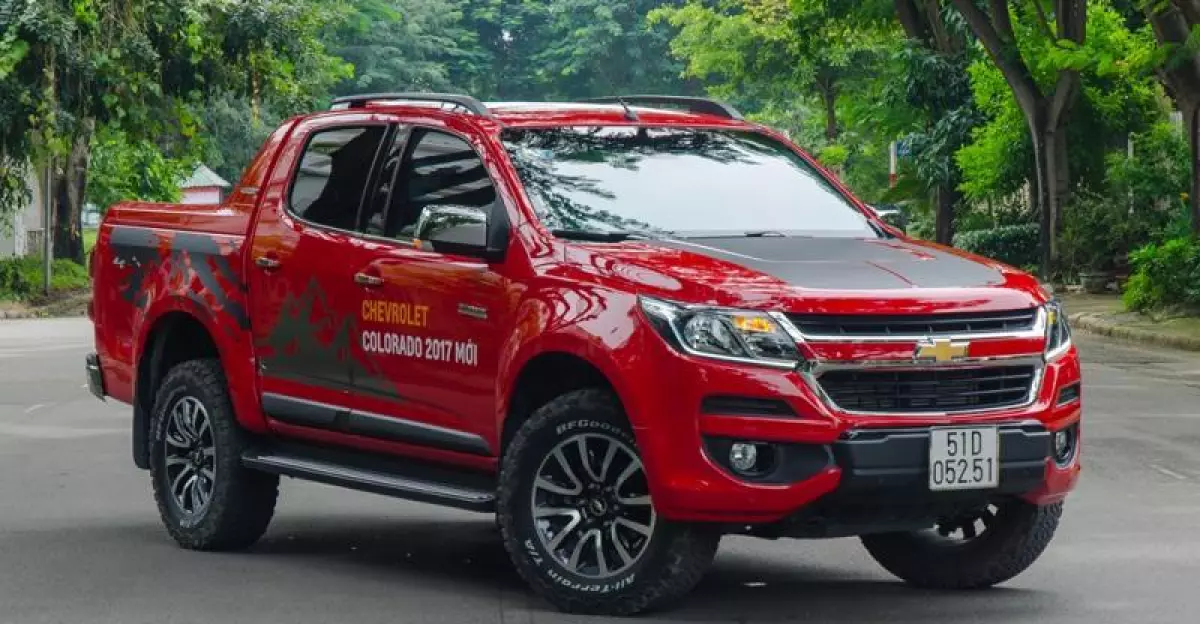 Đầu xe Chevrolet Colorado 2017 là sự tổng hòa các đường nét tinh tế của SUV và khỏe khoắn của bán tải.