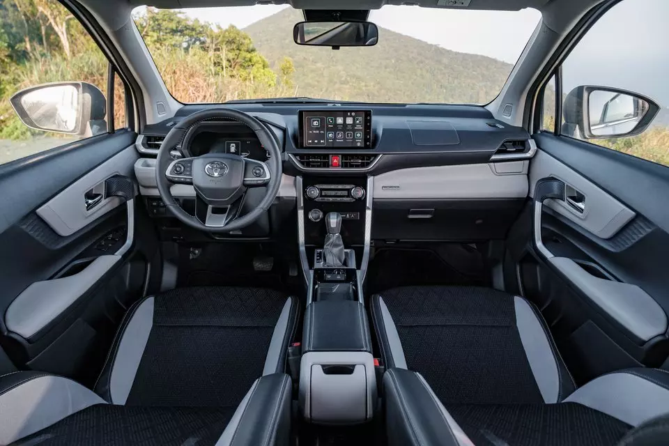 Khoang cabin Toyota Veloz Cross 2023 thoáng rộng