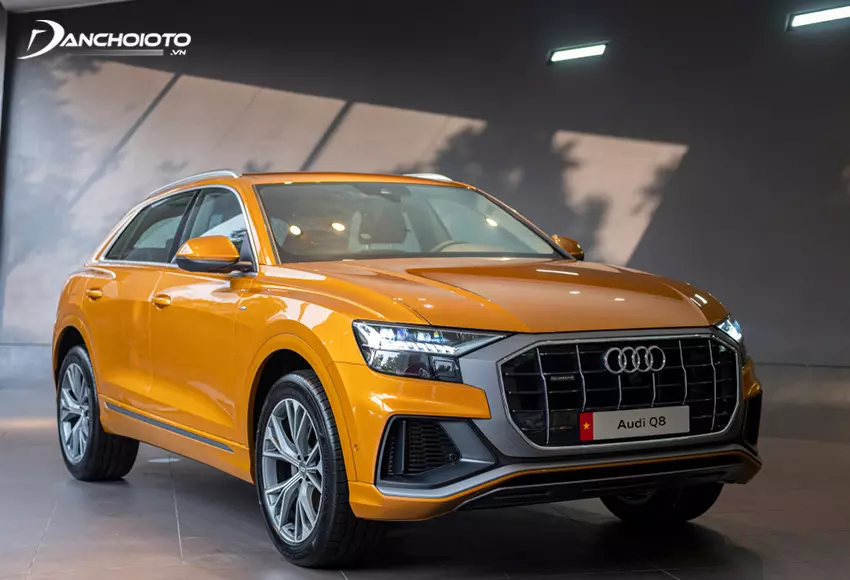 Phần đầu Audi Q8 2024 nổi bật với lưới tản nhiệt khung đơn hình bát giác