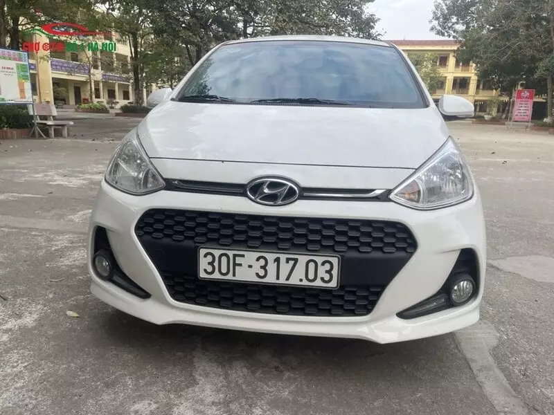 Đuôi xe Hyundai Grand i10 2018 không bị trầy xước, còn nguyên vẹn