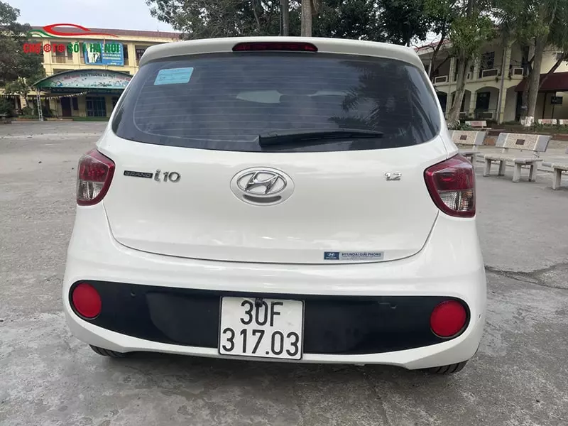 Mặt trước của xe ô tô lướt Hyundai Grand i10 2018