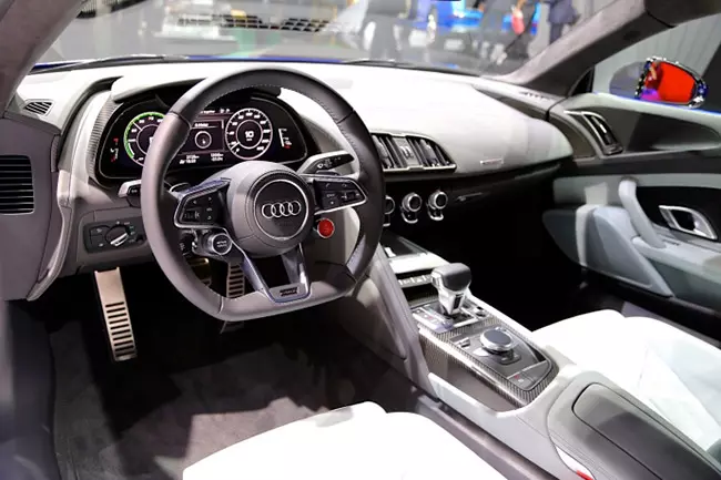 noi-that-cao-cap-xe-audi-mui-tran-R8-V10