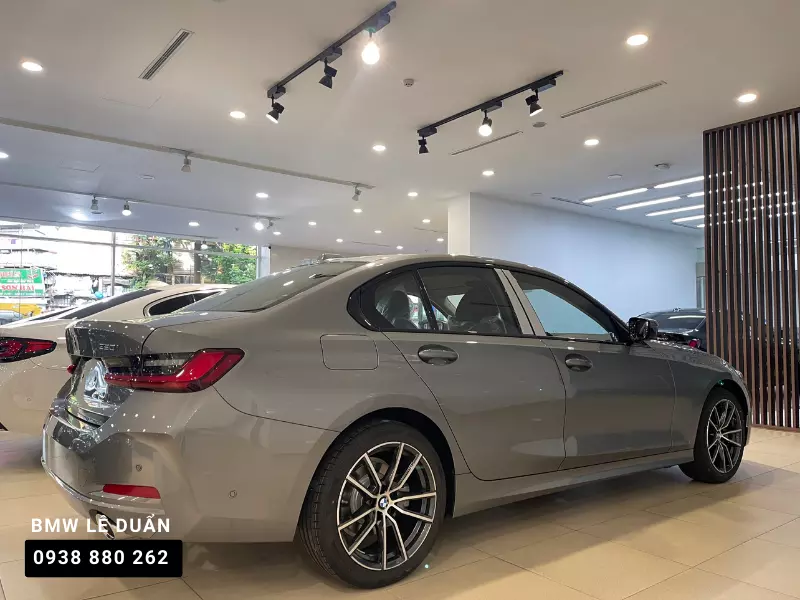 Khoang hành khách BMW 320i Sport Line