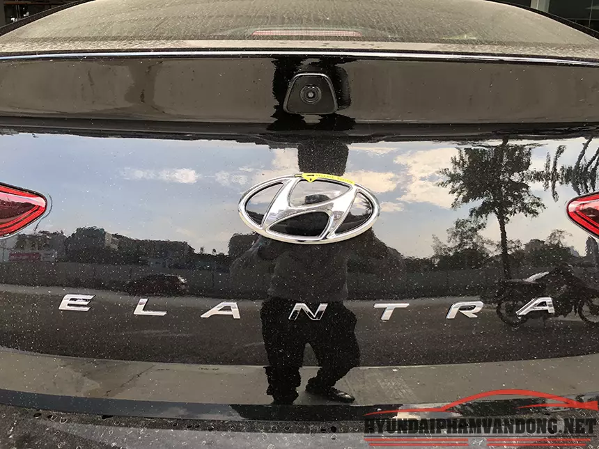 Camera lùi và logo Hyundai