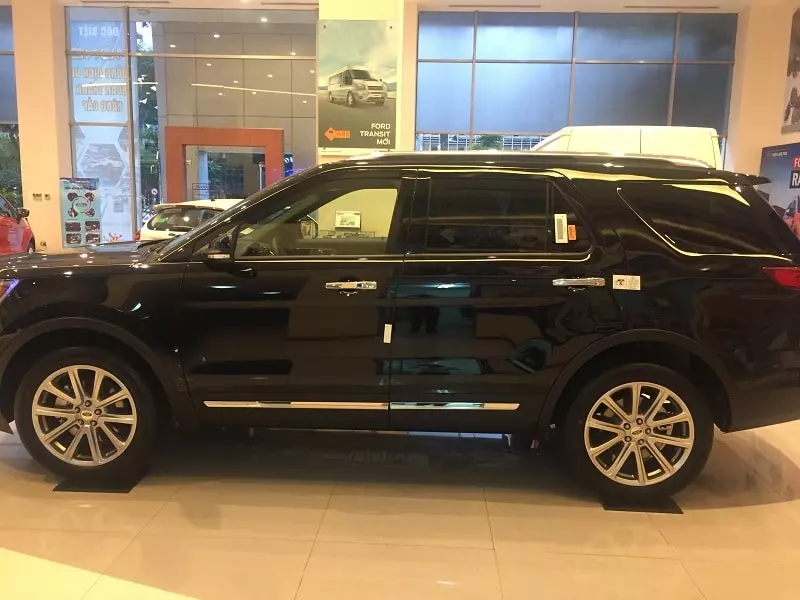 Ford Explorer Limited màu đen