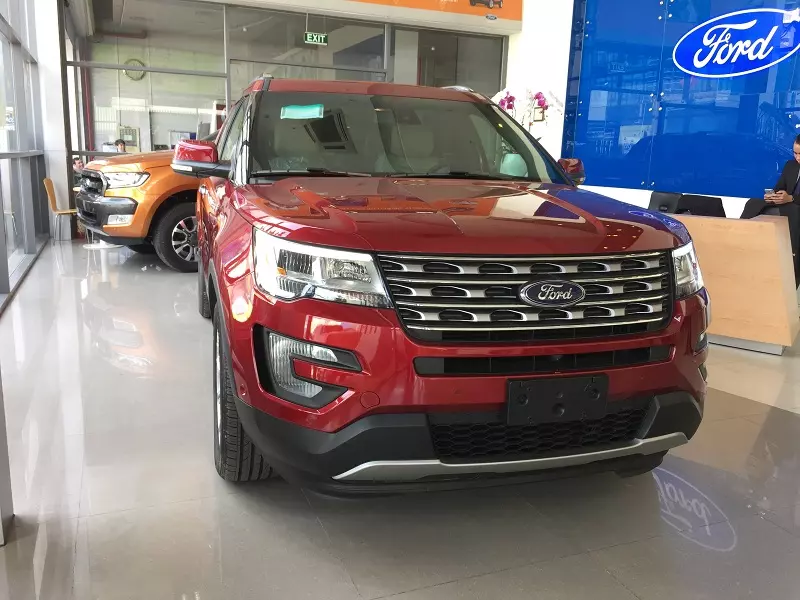 Ford Explorer màu đỏ