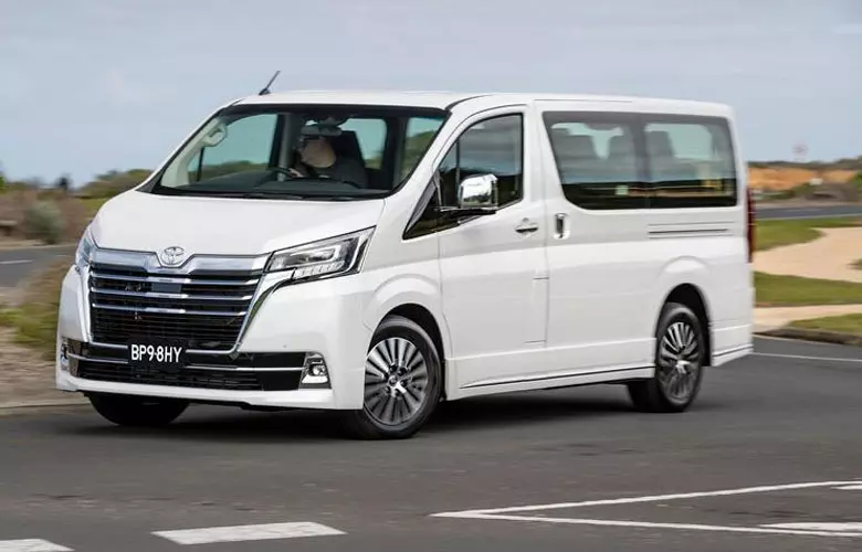 Toyota Hiace thế hệ mới nhất có giá từ 1 tỷ 176 triệu đồng