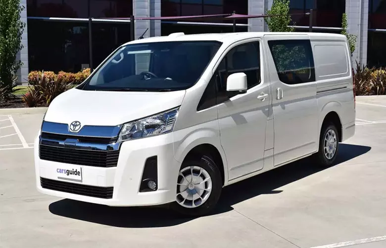 Toyota Hiace sở hữu cho mình chiều dài cơ sở lên đến 3860mm (gần 4m)