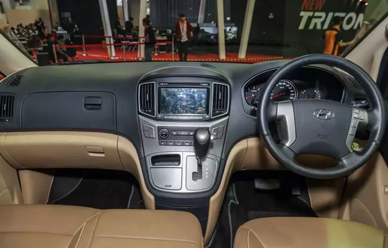 Khoang cabin thực dụng của Hyundai Starex