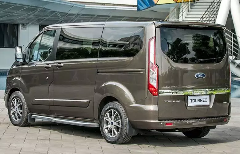 Ford Tourneo nhận được nhiều lời khen với cụm đèn hậu đặt dọc nối tiếp nhau