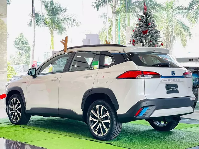 Đầu xe Toyota Corolla Cross 2023 giống RAV4 nhất với lưới tản nhiệt hình thang, họa tiết bên trong là dạng vảy cá.