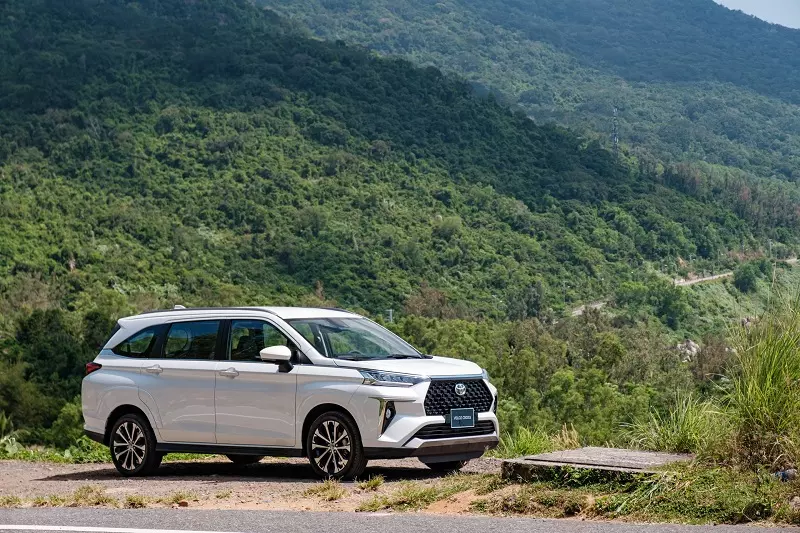 Giá và thông số kỹ thuật Toyota Veloz Cross