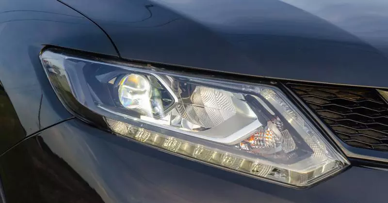 Đánh giá xe Nissan X-Trail 2016 có đèn pha Halogen (bản full sử dụng đèn LED).