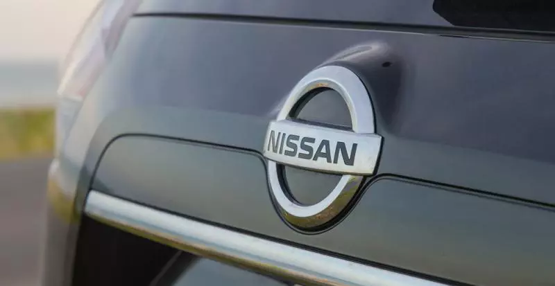 Đánh giá xe Nissan X-Trail 2016 có thanh ngang kiêm tay nắm cửa cốp mạ crom.