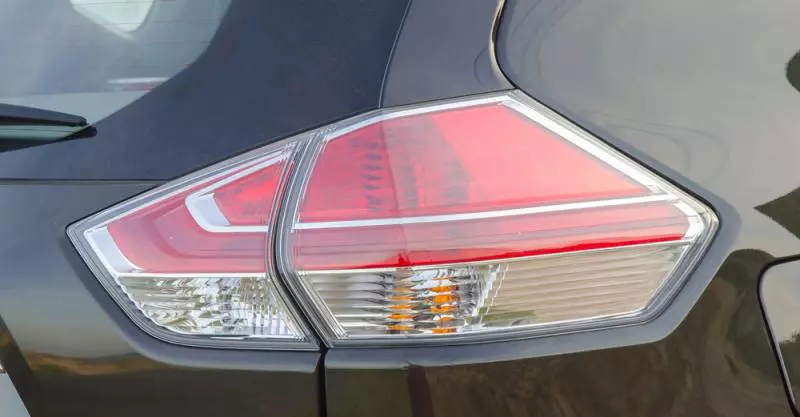 Đánh giá xe Nissan X-Trail 2016 có đèn hậu LED lớn vuốt nhẹ sang hông.