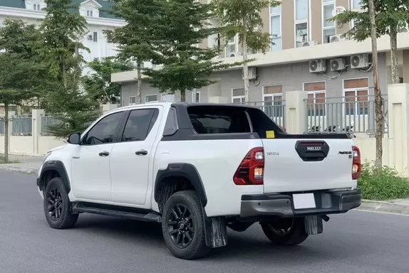 Toyota Hilux cũ đamg được chào bán với giá từ 430 triệu đồng - 1,028 tỷ đồng tùy đời xe