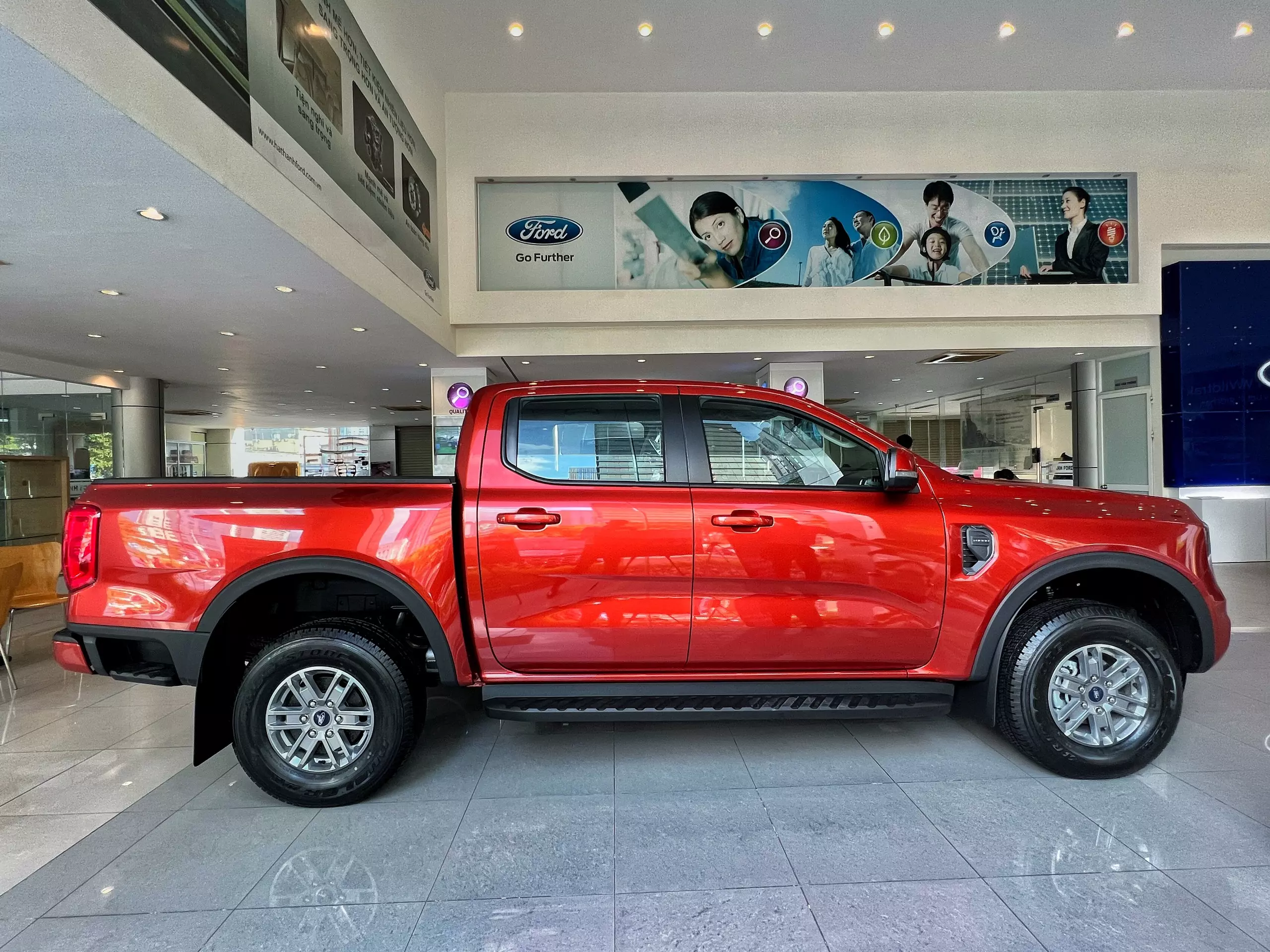 Phần bên hông của Ford Ranger XLS 2.0L 4×2 AT 2023